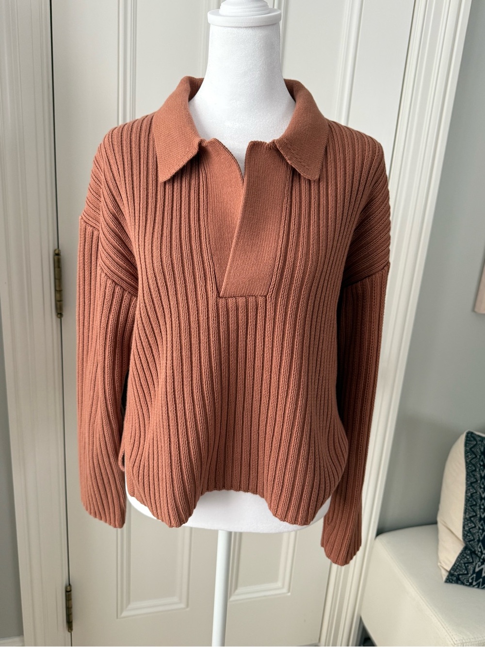 Shon Mott Barcelona Collared V-Neck Ribbed Sweater in Rust